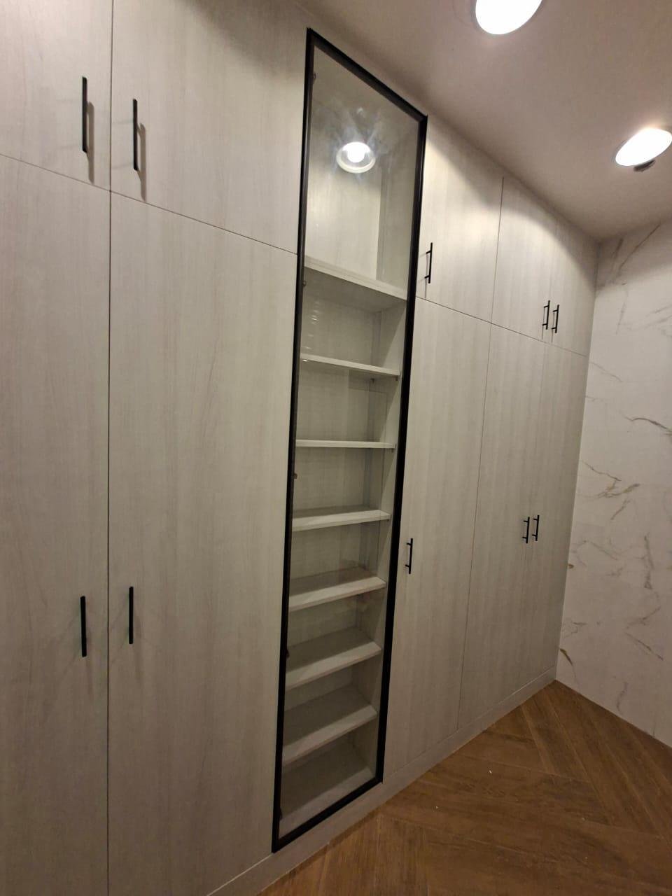 Custom wardrobe and walk-in closet 3