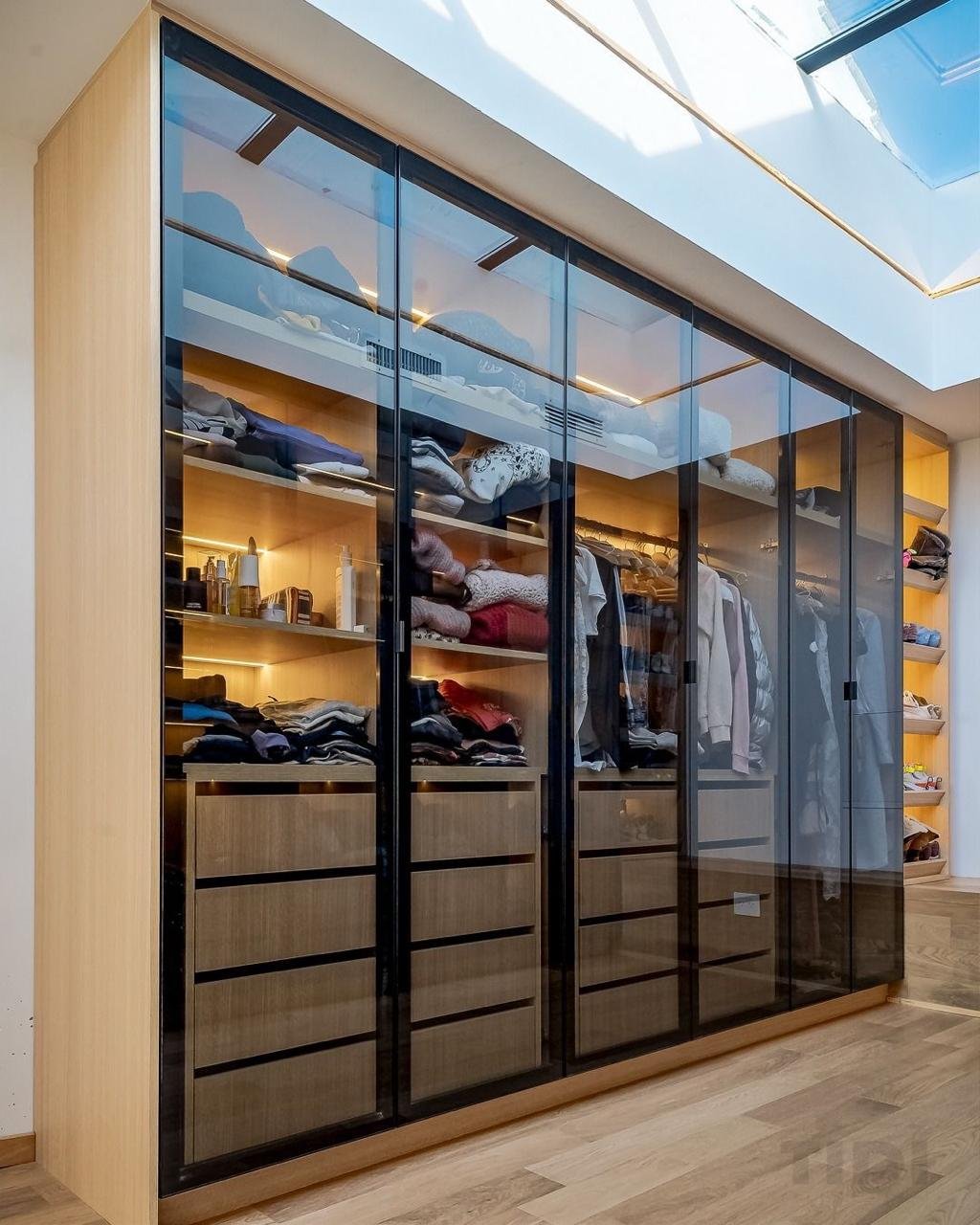 Custom wardrobe and walk-in closet 10